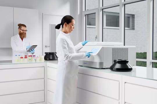 Eppendorf_Centrifugation_SpinPro-6-R-centrifuge_lab-scene(1) Eppendorf_Centrifugation_SpinPro-6-R-centrifuge_lab-scene(1)